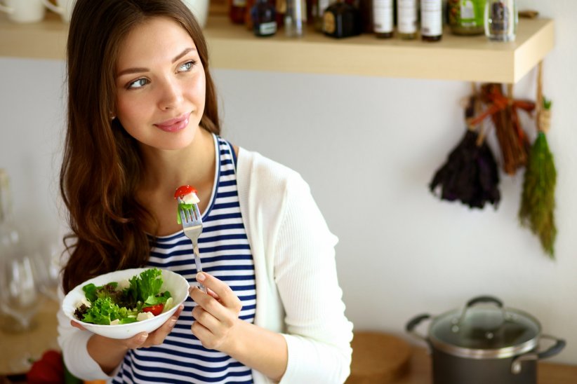 Goûter les plats avant de saler Goûter les plats avant de saler