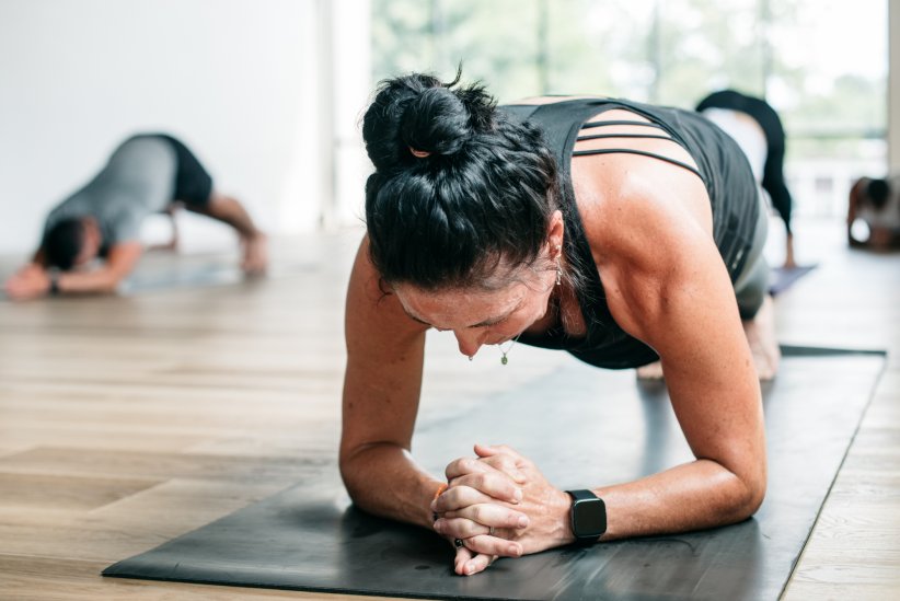 Le Hot Yoga s'exerce dans une salle chauffée Le Hot Yoga s'exerce dans une salle chauffée