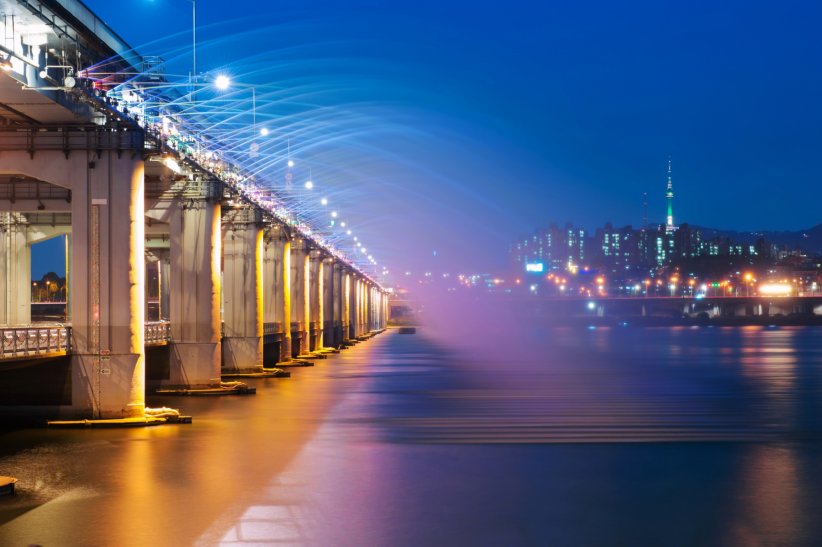 Le Pont Banpo, à Séoul : un arc-en-ciel en pleine nuit Le Pont Banpo, à Séoul : un arc-en-ciel en pleine nuit