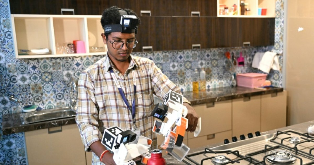 भारत में, ये छोटे हाथ एआई को प्रशिक्षित करने के लिए खुद को फिल्मा रहे हैं