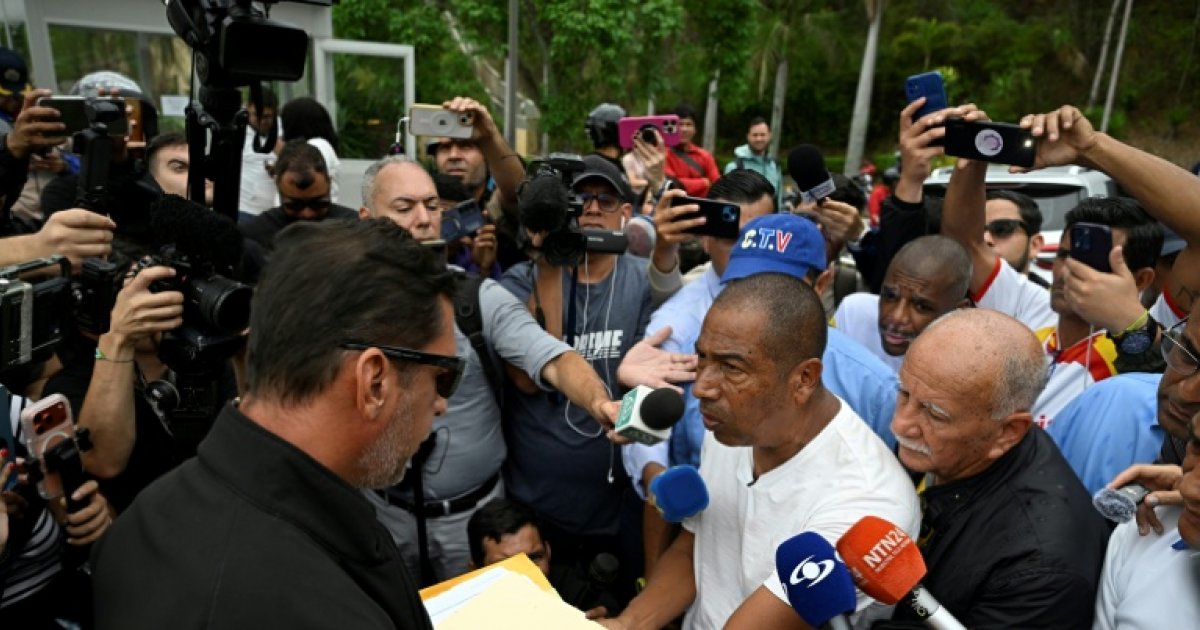 Venezuela: Demonstration outside the US embassy for elections and salary increases