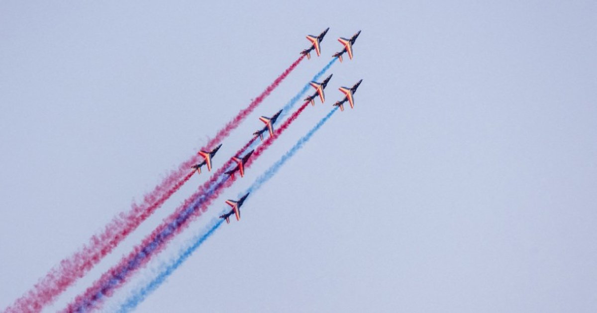 フルトレーニングの事故に巻き込まれたフランスのパトロールの2つの飛行機：ニュース