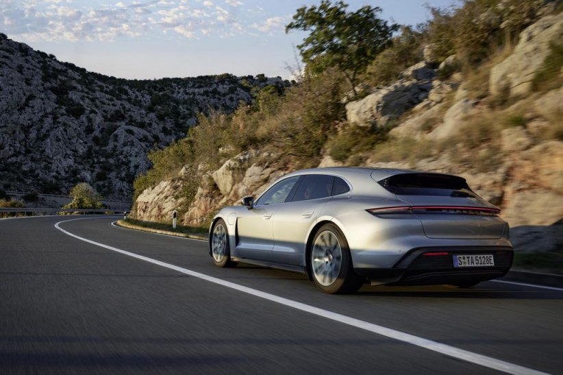 Porsche Taycan Sport Turismo - à partir de 92 015 €. Porsche Taycan Sport Turismo - à partir de 92 015 €.