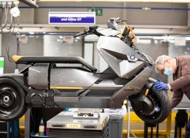 Pas de retard : la production commence pour les CE-04 BMW !