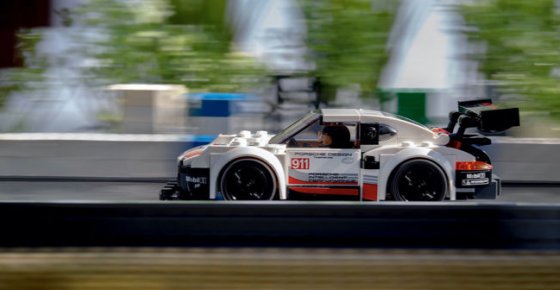 Il recrée des photos de sports mécaniques en Lego