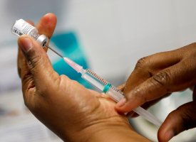 Covid-19 : la vaccination plafonne-t-elle ?
