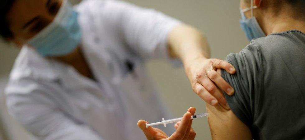 Vaccination : 400.000 salariés de la "deuxième ligne" vont bénéficier d'un accès prioritaire dès samedi