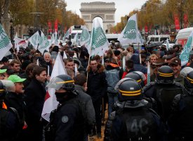 Les agriculteurs manifestent à Paris contre "l'agri-bashing"