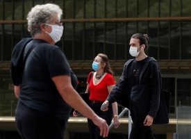 Plus de 6 Français sur 10 sont favorables au port du masque en extérieur