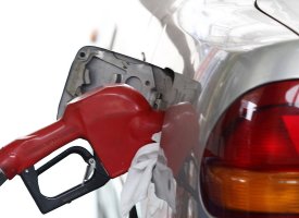 Carburants : le prix du pétrole a plongé, à quand une baisse à la pompe ?