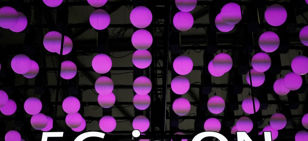 Macron défend la 5G, face aux "Amish" adeptes de la lampe à huile
