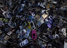 Recyclage : que faire des 100 millions de vieux smartphones ?