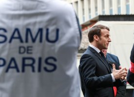 Coronavirus : 10 millions de masques et 10.000 respirateurs d'ici mai, promet Emmanuel Macron