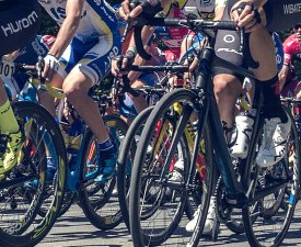 Une voiture fonce sur des cyclistes en pleine course