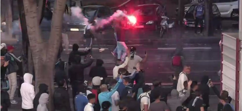 OM-PSG: ambiance électrique entre CRS et supporters autour du Vélodrome