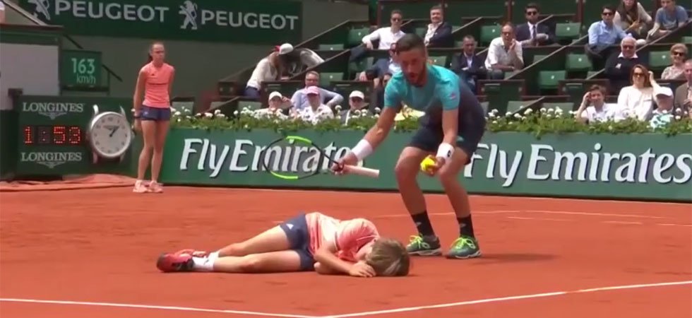 Un tennisman percute violemment un ramasseur de balle
