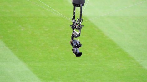 Une caméra sécrase sur la pelouse en plein match !
