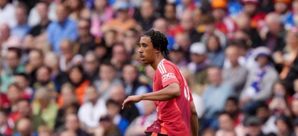 Manchester United : Yoro sur le flanc trois mois