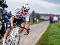 Van der Poel en solo sur les pavés de Paris-Roubaix Van der Poel en solo sur les pavés de Paris-Roubaix