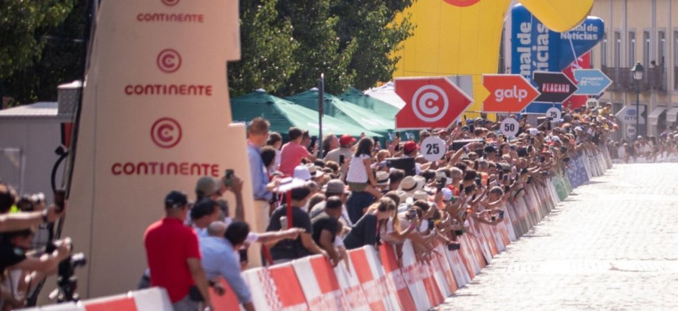 Un coureur secouru par un spectateur après une lourde chute sur le Tour du Portugal