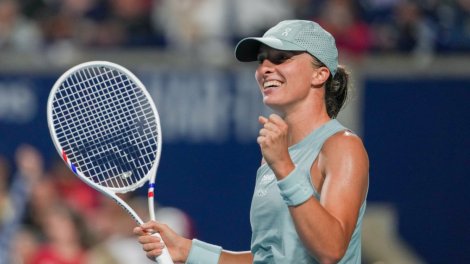 Iga Swiatek Dominates Elena Rybakina to Claim Victory in Toronto