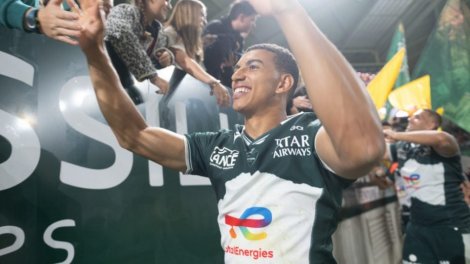 Pau : Les joueurs de la Section ont remis un trophée à la... CAN