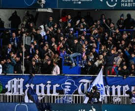 Troyes : Les joueurs renvoient les fumigènes vers leurs spectateurs, le match arrêté ! 