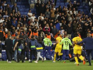 FC Barcelone : Les joueurs chassés de la pelouse par les supporters de l'Espanyol durant les célébrations du titre