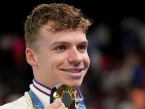 Léon Marchand : quatre médailles d'or en natation Léon Marchand : quatre médailles d'or en natation