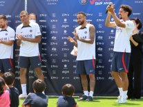 Sous les applaudissements Sous les applaudissements