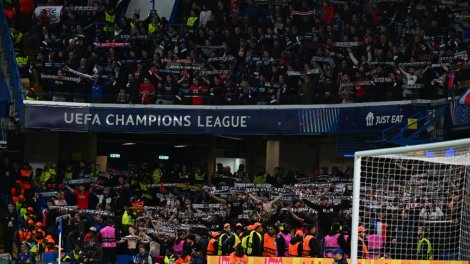 Chelsea : Quand un steward anglais s'enflamme avec les supporters du PSG !