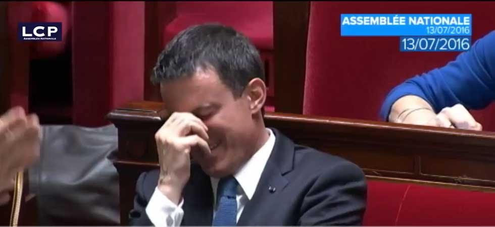 Le fou rire de Manuel Valls à l'Assemblée après une question sur Macron