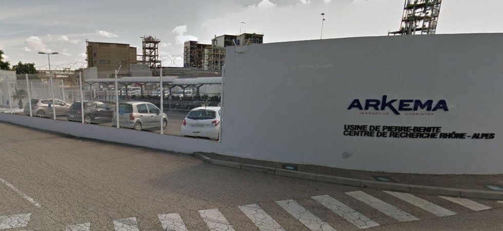Lyon : une voiture abandonnée devant l'usine Arkema démontée par les démineurs