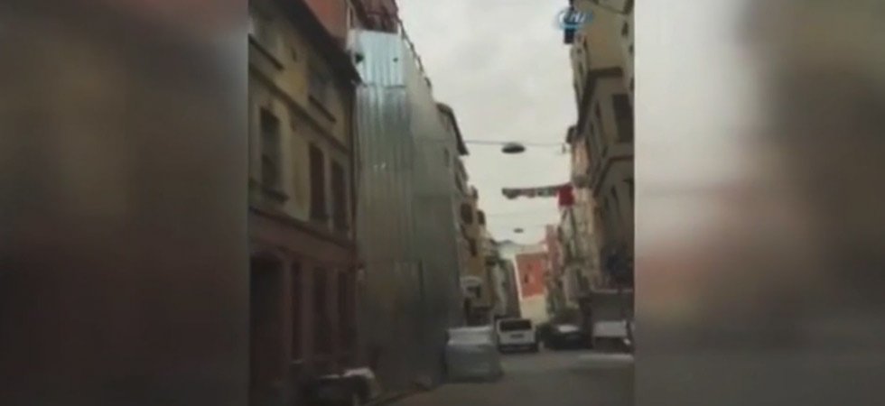 Spectaculaire effondrement d'immeuble au coeur d'Istanbul