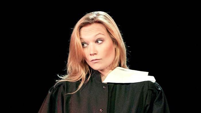 Caroline Vigneaux quitte la robe