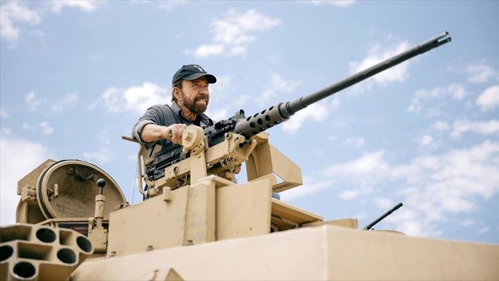 Chuck Norris : son guide définitif des véhicules militaires