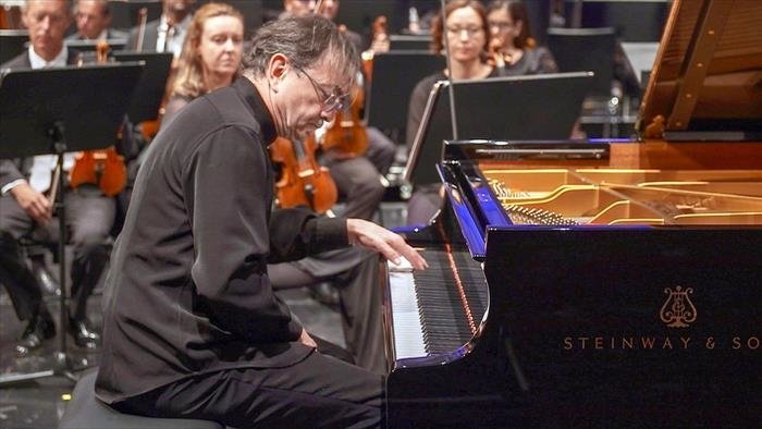 Pianistes virtuoses de la main gauche