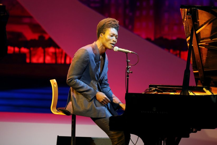 Benjamin Clementine a régalé les usagers de la ligne 2 du métro parisien Benjamin Clementine a régalé les usagers de la ligne 2 du métro parisien