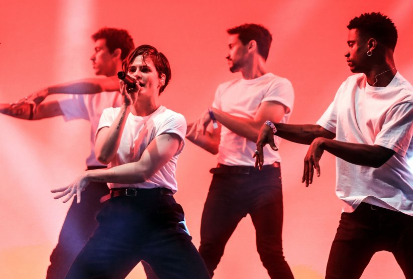 Christine and The Queens - "Damn, dis-moi" (2018) Christine and The Queens - "Damn, dis-moi" (2018)