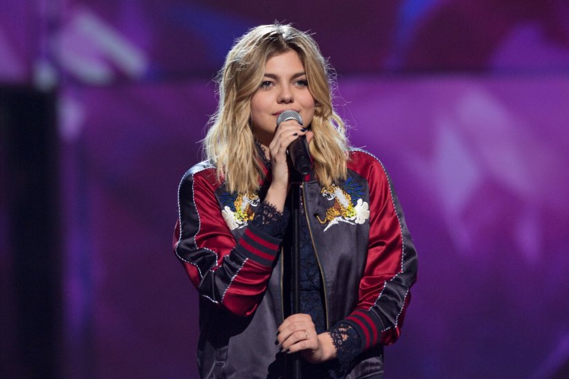 Chanteuse, oui, actrice, elle ne sait pas Chanteuse, oui, actrice, elle ne sait pas