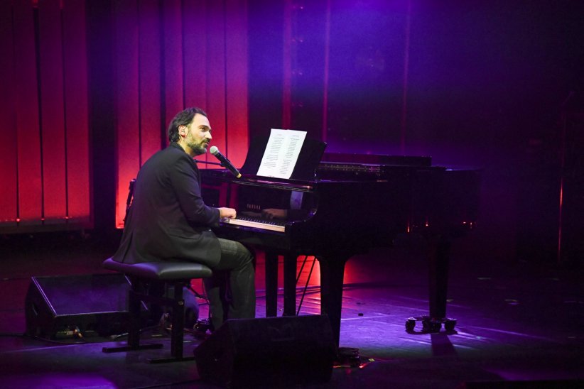 Via da te : Davide Esposito feat Julien Doré (2010) Via da te : Davide Esposito feat Julien Doré (2010)