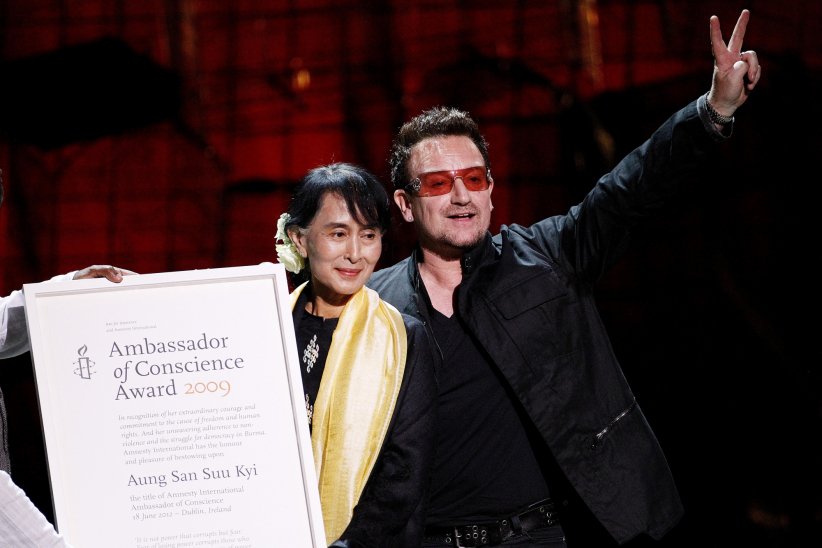 "Walk On" : quand U2 s'engage pour la non-violence et "le sacrifice personnel" "Walk On" : quand U2 s'engage pour la non-violence et "le sacrifice personnel"