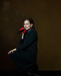 Christine and the Queens : blessé, l'artiste reporte son album et ses concerts
