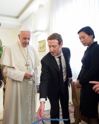Quand Mark Zuckerberg offre un drône au pape François