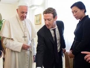Quand Mark Zuckerberg offre un drône au pape François