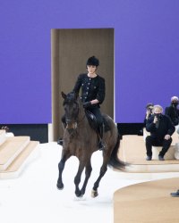 Défilé Chanel : Charlotte Casiraghi a ouvert le show à cheval