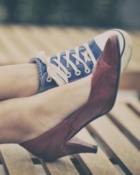 Chaussures dépareillées : la nouvelle tendance ?