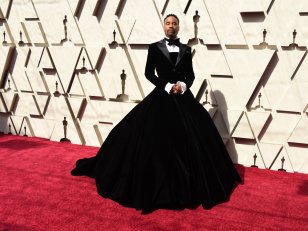 Le smoking-robe d'un acteur américain fait sensation aux Oscars