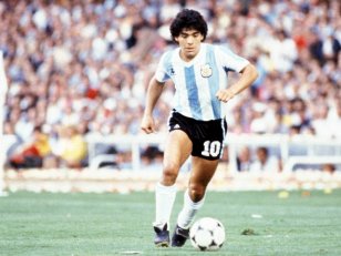 Décès de Diego Maradona : les stars lui rendent hommage