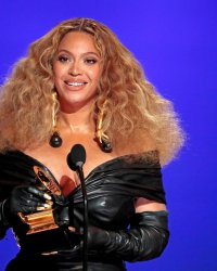 Grammy Awards 2021 : Beyoncé plus sexy que jamais en mini robe en cuir